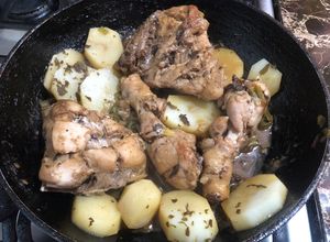 Una foto de Pollo sudado con orégano y papas