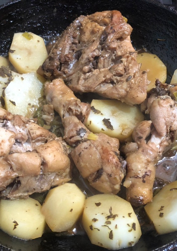 Una foto de Pollo sudado con orégano y papas