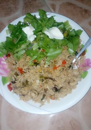 A picture of Jallop rice with dry cat fish&lettus.