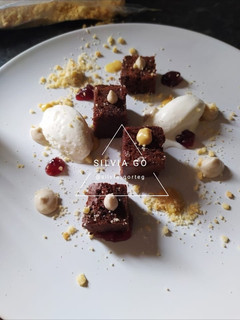 Una foto de Sacher de fruta de la pasión con helado de nata