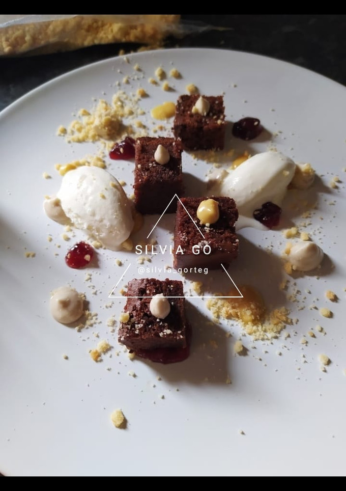 Una foto de Sacher de fruta de la pasión con helado de nata