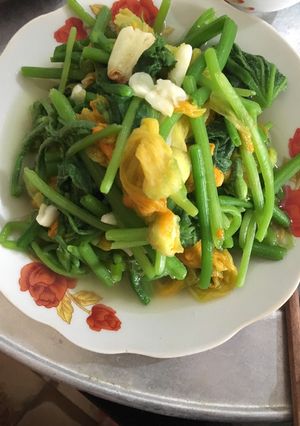 Hình của món Rau bí, hoa bí xào tỏi.