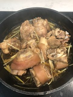 Hình của món Giò heo kho sả.