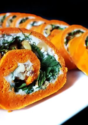Foto principal de Rollo de pimientos de piquillo relleno de rúcula, queso de cabra y nueces