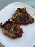 Côtes de veau marinées grillées sauce BBQ et coriandre