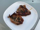 Côtes de veau marinées grillées sauce BBQ et coriandre