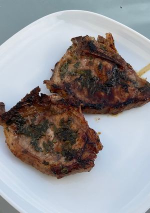 Une photo de Côtes de veau marinées grillées sauce BBQ et coriandre