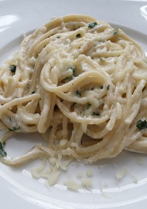 Tejszínes, fokhagymás gyors tészta recept fotója