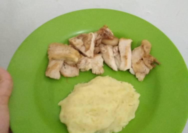 Grilled chicken with mashed potatoes ala Anak Kos