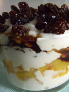 Una foto de Postre de yogur con uvas