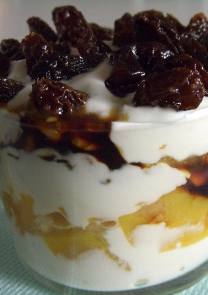 Una foto de Postre de yogur con uvas