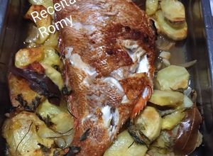 Foto de Red Fish assado com batatas
