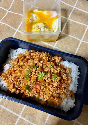 รูปของ ข้าวหน้าไก่สับซอสมะเขือเทศ ไข่ลวก