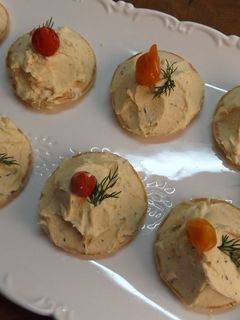 Una foto de Blinis con crema de Mascarpone, aguacate y pimientos lágrima