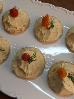 Una foto de Blinis con crema de Mascarpone, aguacate y pimientos lágrima