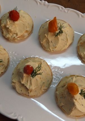 Una foto de Blinis con crema de Mascarpone, aguacate y pimientos lágrima