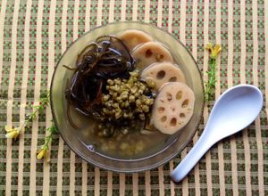 Hình của món Chè đậu xanh nấu với củ sen.