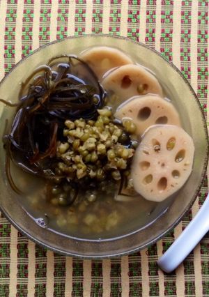 Hình của món Chè đậu xanh nấu với củ sen.