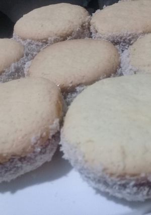 Una foto de Alfajorcitos de maizena☕😋