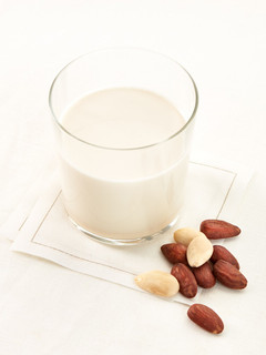 Una foto de Bebida de almendras casera - Veggie Drinks Maker | Lékué