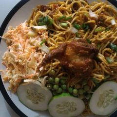 A picture of Indomine with vegetables and chicken.
