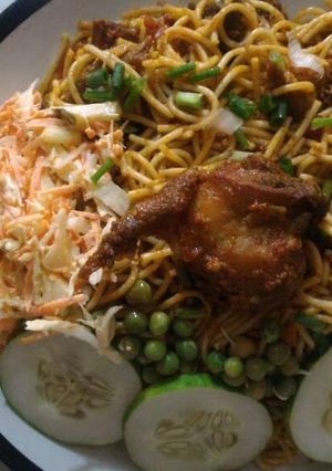 A picture of Indomine with vegetables and chicken.