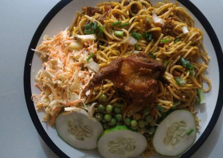 Indomine with vegetables and chicken