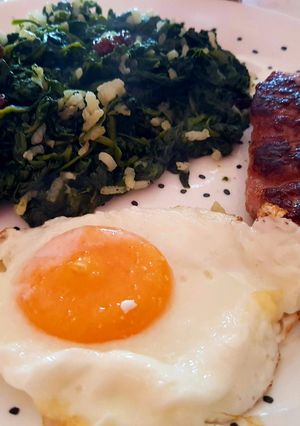 Foto principal de Revuelto de espinacas, huevo frito y butifarra