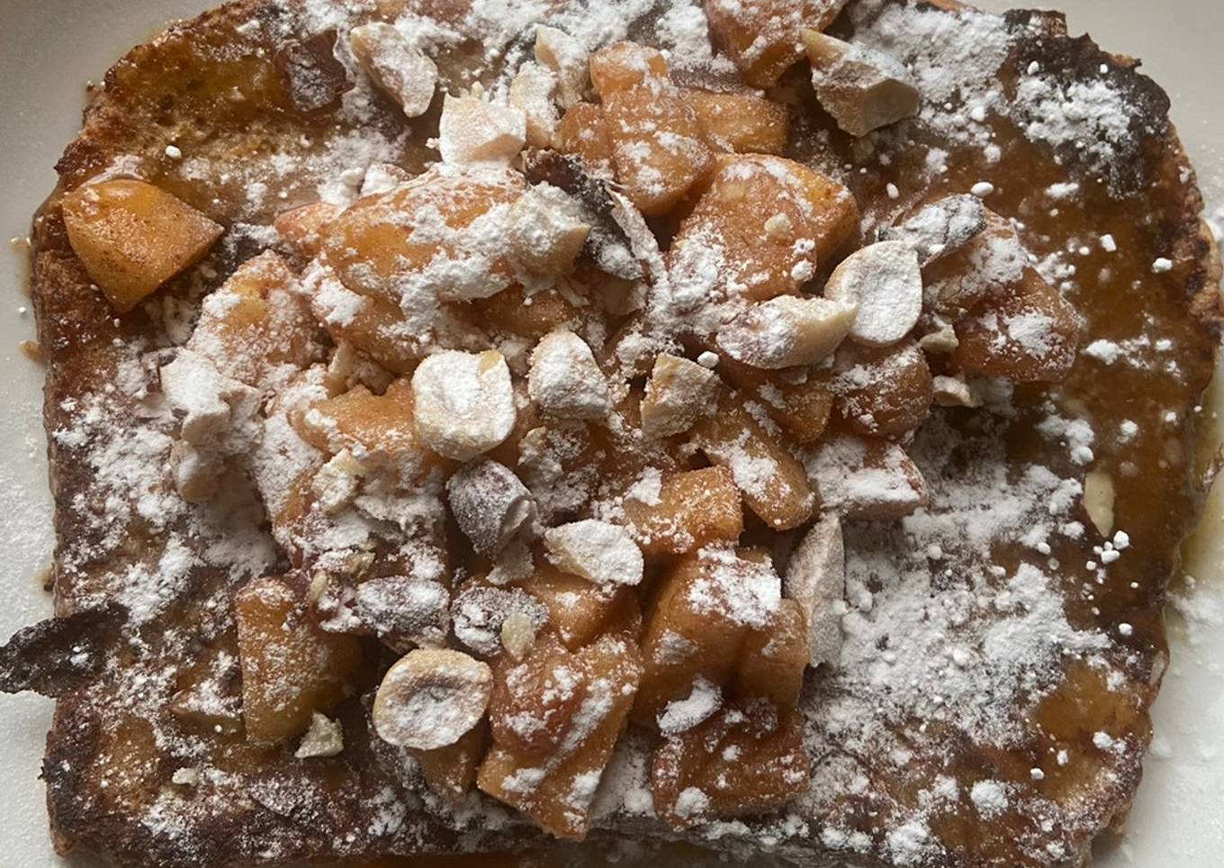 French toast, with caramelsauce, baked apple and nuts