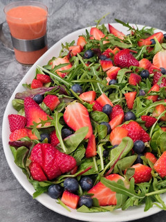 Una foto de 🍓 ENSALADA DE FRESAS 🍓
