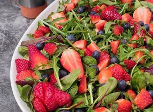 Una foto de 🍓 ENSALADA DE FRESAS 🍓