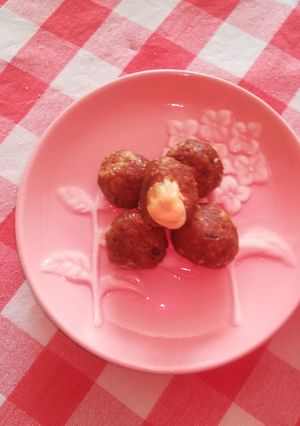 Sajttal töltött húsgolyó recept fotója