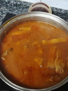 Una foto de Caña de lomo con salsa y papas gajo