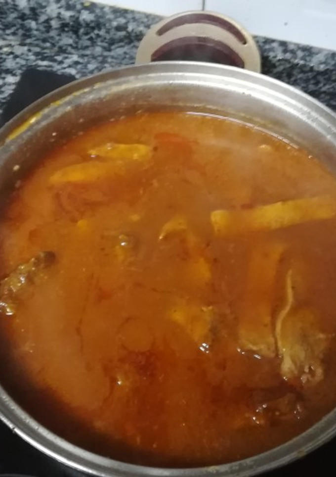 Una foto de Caña de lomo con salsa y papas gajo