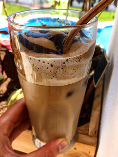 Una foto de Café frío con crema de café (o cereales) y chocolate
