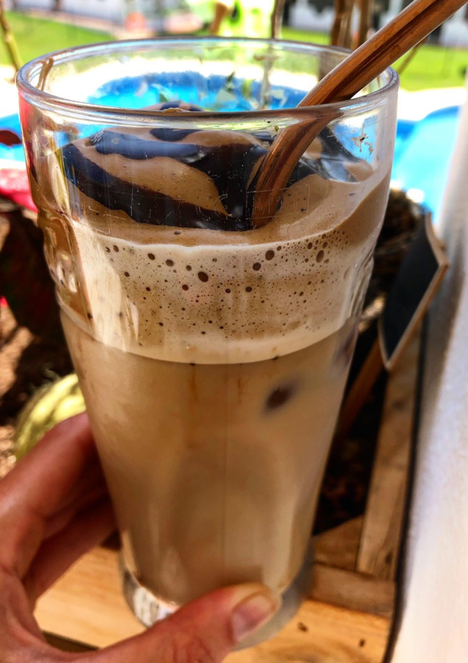 Una foto de Café frío con crema de café (o cereales) y chocolate