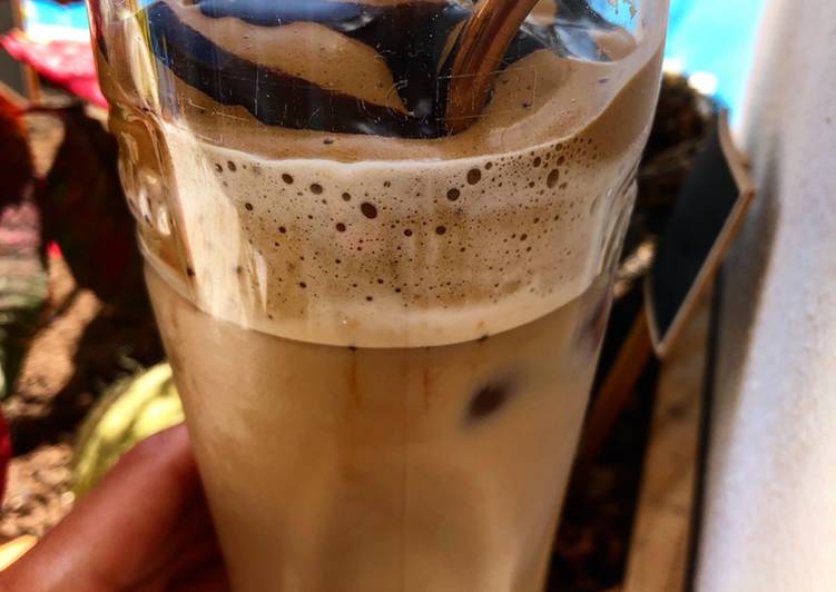 Café frío con crema de café (o cereales) y chocolate
