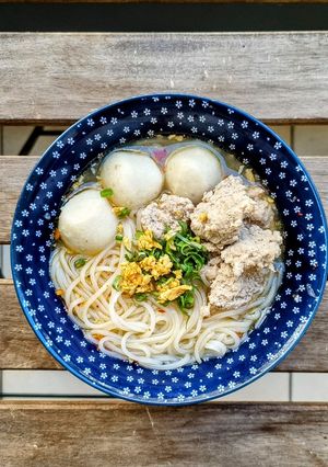รูปของ ก๋วยเตี๋ยวหมูสับลูกชิ้นปลา ต้มยำมะนาวสด