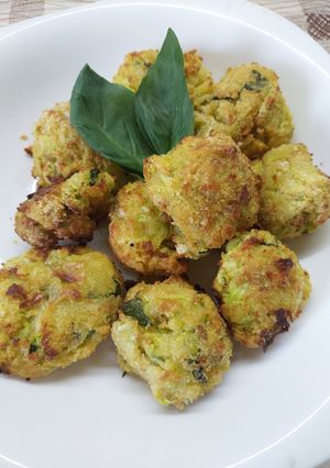 Bazsalikomos, chilis cukkini golyó recept fotója