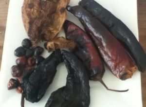 Una foto de Salsa negra amarga de chile y chocolate