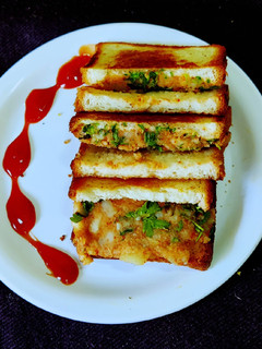 आलू ब्रेड सैंडविच (aloo bread sandwich recipe in Hindi) रेसिपी मुख्य फोटो