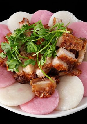Hình của món SP.0152 - Bánh Bò Xốp Ăn Kèm Heo Quay Da Giòn.