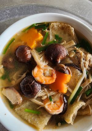 Hình của món Canh tôm nấm bóng cá.