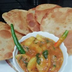 A picture of Besan ki poori.