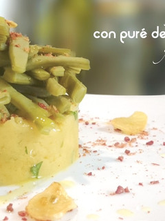 Una foto de Judías verdes con puré de patatas y polvo de jamón