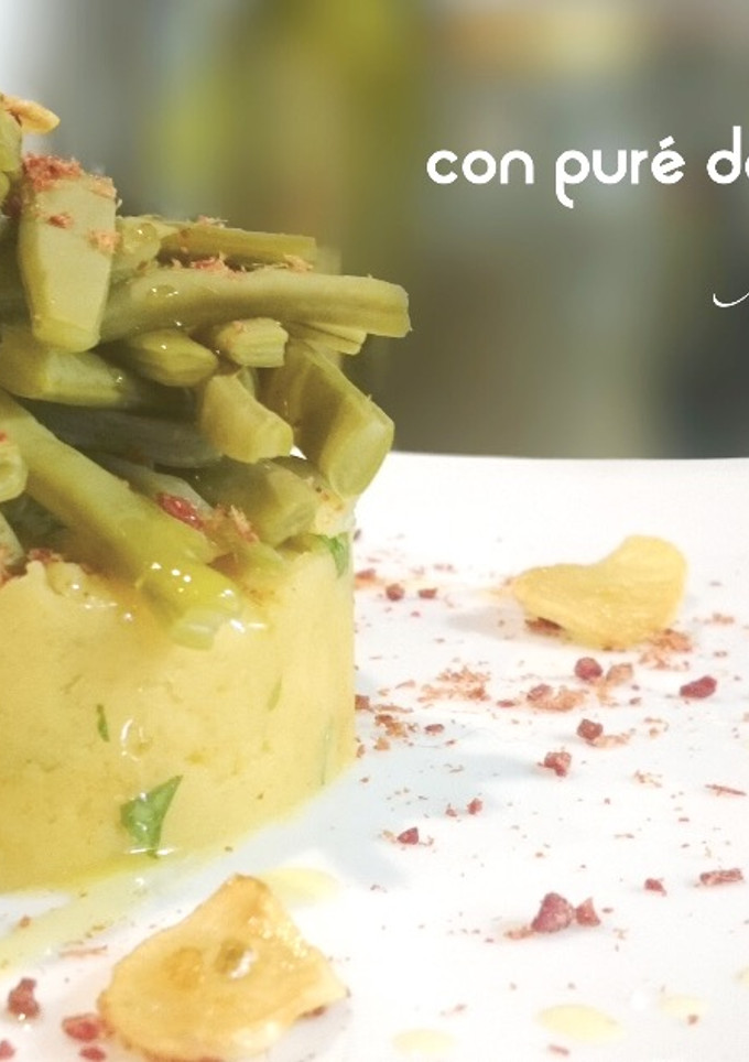 Una foto de Judías verdes con puré de patatas y polvo de jamón