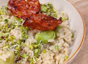 Une photo de Risotto aux fèves et graines germées