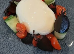 Zdjęcie przepisu Burrata z warzywami.