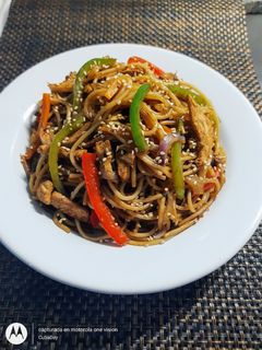 Una foto de Fideos Salteados con Pechuga y Vegetales