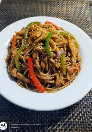 Una foto de Fideos Salteados con Pechuga y Vegetales